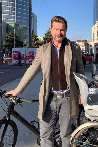 Mathieu Labey à Lyon avec son vélo pour Le Parisien