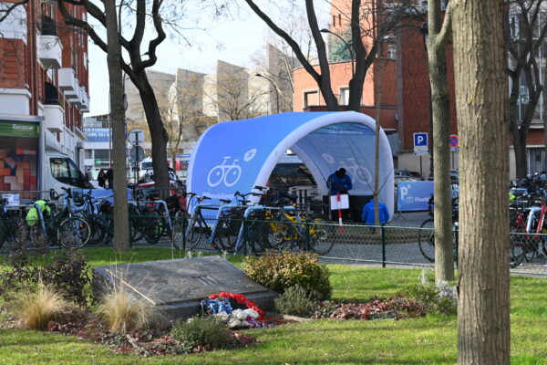 Tente entrée parking vélos Paris Saint Germain Parking Wheelskeep