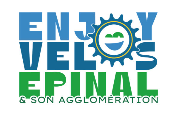 Logo avec de grandes lettres bleues, un engrenage bleu et un emblème circulaire montrant des collines vertes et une rivière bleue, suivi du texte vert « EPINAL » et du slogan « & SON AGGLOMERATION » en dessous.