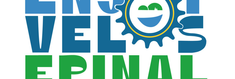Logo avec de grandes lettres bleues, un engrenage bleu et un emblème circulaire montrant des collines vertes et une rivière bleue, suivi du texte vert « EPINAL » et du slogan « & SON AGGLOMERATION » en dessous.