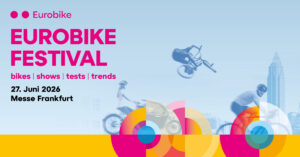 Affiche du Festival Eurobike : grand texte rose « EUROBIKE FESTIVAL », vélos en mouvement, silhouette urbaine et motifs circulaires colorés sur fond dégradé bleu.