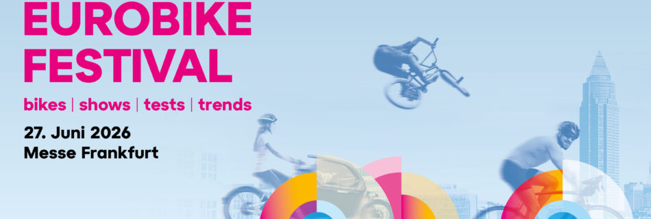 Affiche du Festival Eurobike : grand texte rose « EUROBIKE FESTIVAL », vélos en mouvement, silhouette urbaine et motifs circulaires colorés sur fond dégradé bleu.