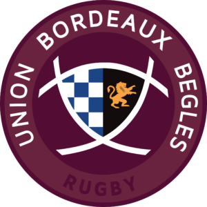 Logo : badge circulaire bordeaux avec écusson, moitié gauche à damier bleu et lion orange sur moitié droite noire, texte environnant incluant « RUGBY ».