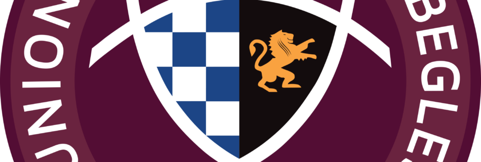 Logo : badge circulaire bordeaux avec écusson, moitié gauche à damier bleu et lion orange sur moitié droite noire, texte environnant incluant « RUGBY ».